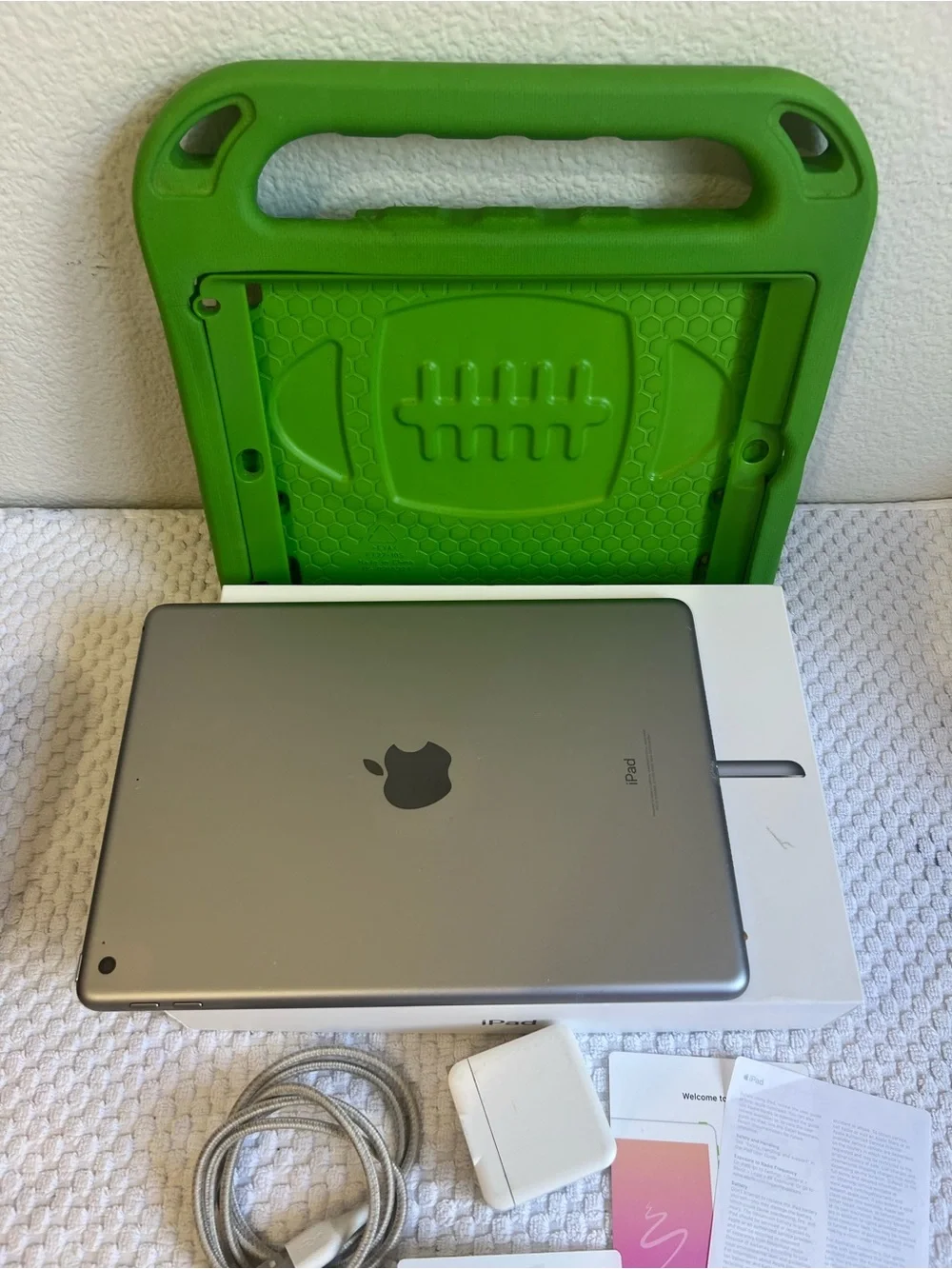 BUNDLE Apple Ipad Tablet 6th generation w/screen protector | READ DESCRIPTION
